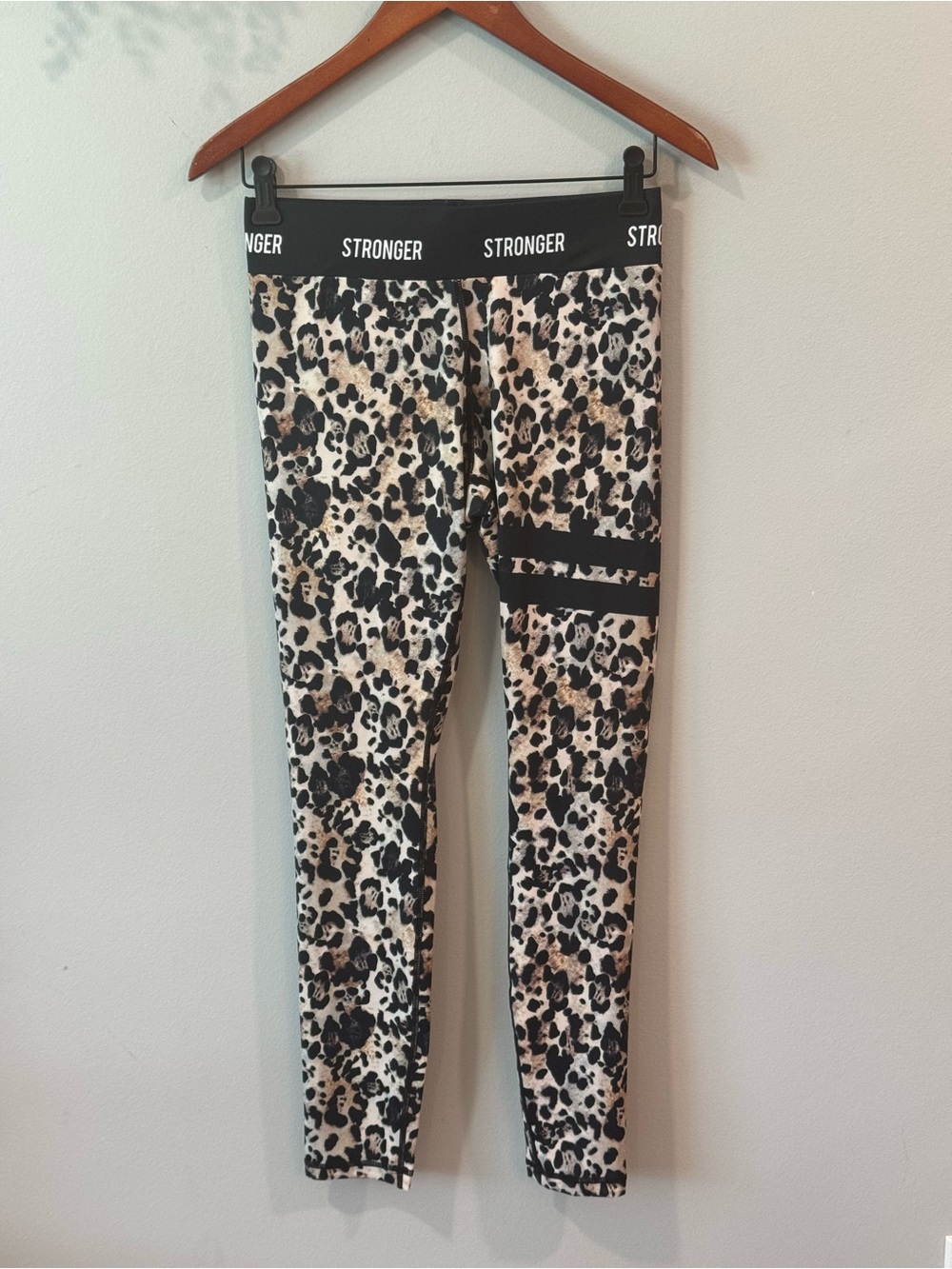 STRONGER Leopard Print High-Waist Leggings in Black and Cream sz m